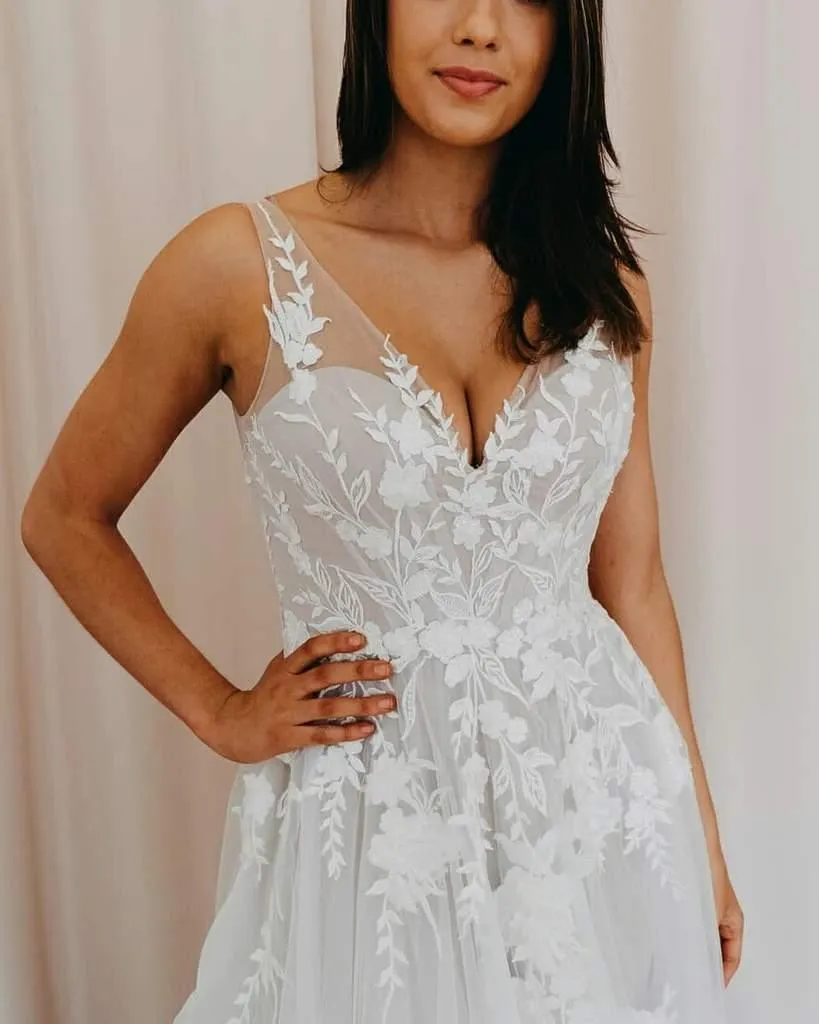 A-Line V Neck Tulle Lace Appliques White Wedding Dress Bridal Gown TN258