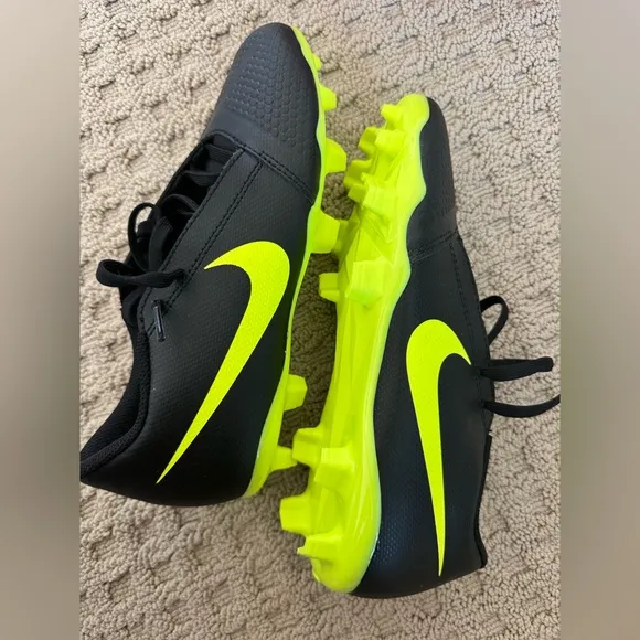 Nike Phantom Youth 6.5 Soccer Cleats