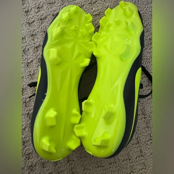 Nike Phantom Youth 6.5 Soccer Cleats
