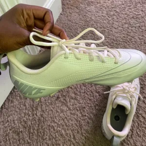 Nike Soccer Cleats 6 Youth