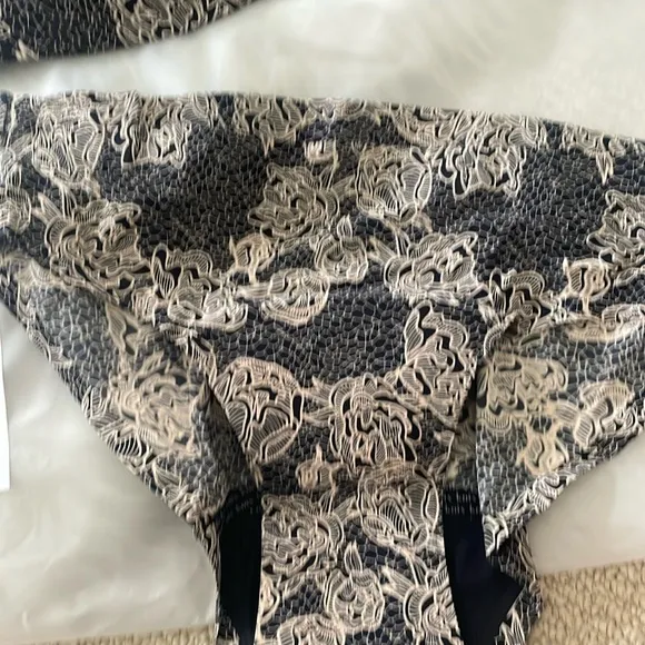 NWT Knix lace peony set - wing woman contour bra   leak proof bikini. S / 32a