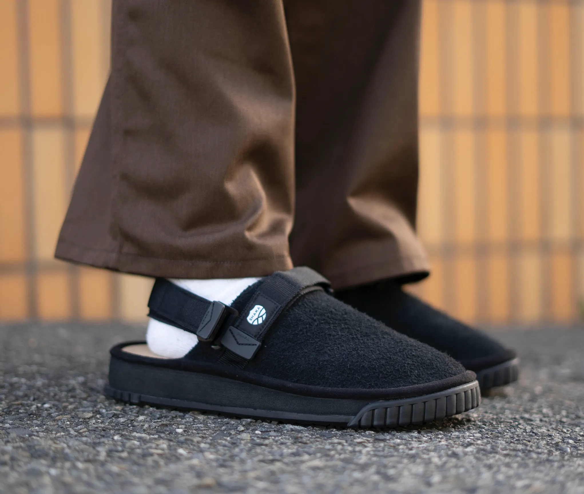Shaka SNUG CLOG HAIRY SUED (Black)